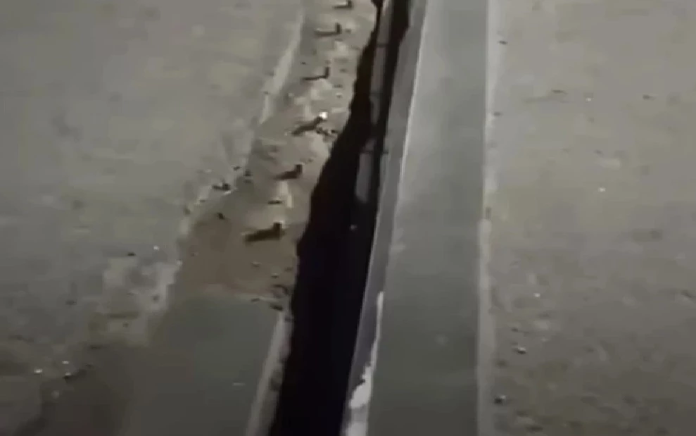 Объездной мост в Атырау разошелся по швам